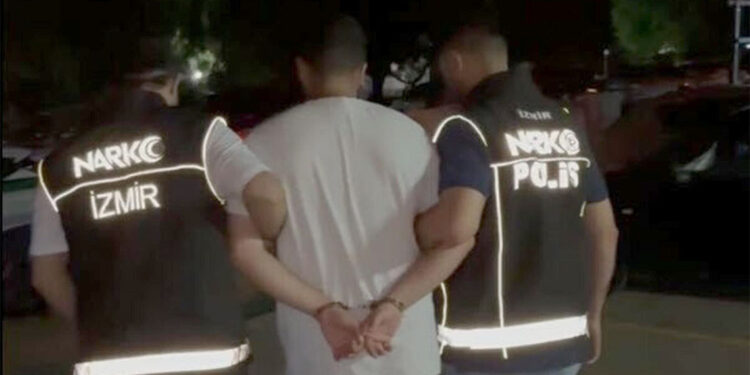 Uyuşturucuya özendirdiği tespit edilen şüpheli gözaltına alındı