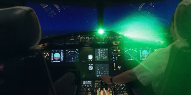 Sabiha Gökçen Havalimanı'na iniş yapan uçağa lazer ışığı tutuldu