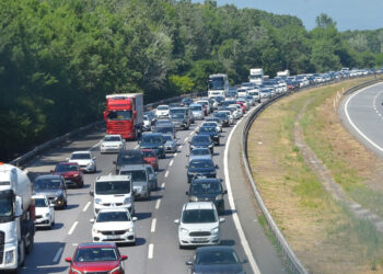 Sakarya'da iki otoyolun kesiştiği noktada trafik yoğunluğu