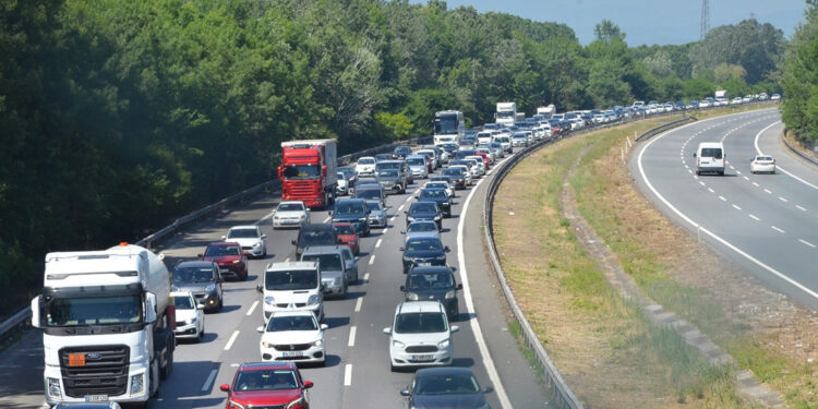 Sakarya'da iki otoyolun kesiştiği noktada trafik yoğunluğu