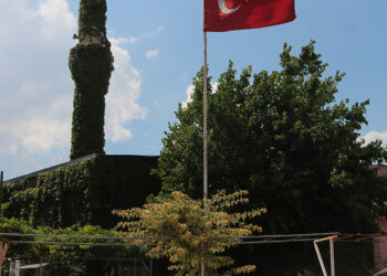 Sarmaşıklarla kaplı 'Köprüköy Camii' bayrama hazır
