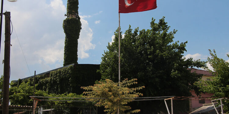 Sarmaşıklarla kaplı 'Köprüköy Camii' bayrama hazır
