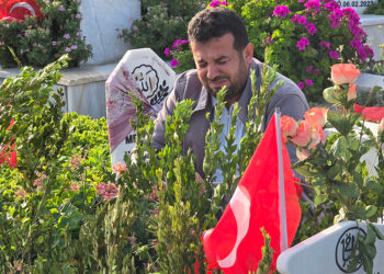 Şehitlikler ve deprem mezarlıklarında buruk bayram