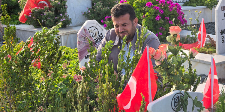Şehitlikler ve deprem mezarlıklarında buruk bayram