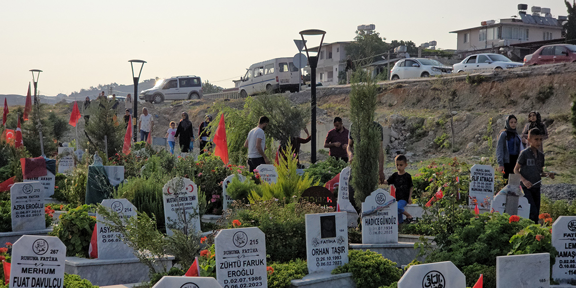 Şehitlikler ve deprem mezarlıklarında buruk bayram