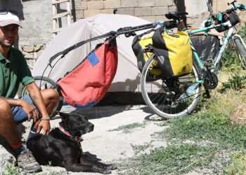 Şili'den bisikletle yola çıkıp köpeğiyle 80 ülke gezdi