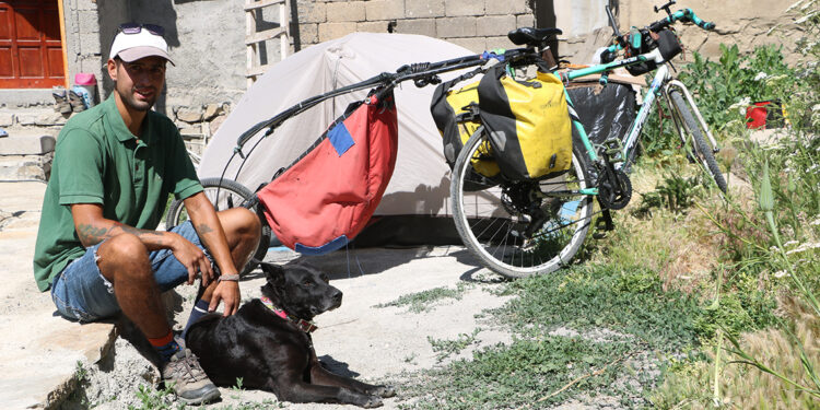 Şili'den bisikletle yola çıkıp köpeğiyle 80 ülke gezdi