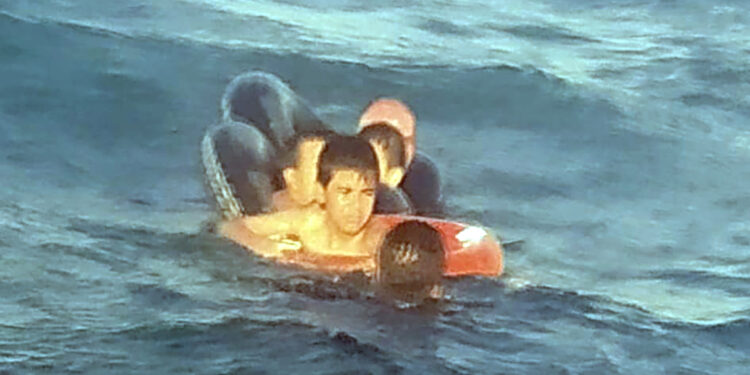 Şişme botla denizde mahsur kalan 3'ü çocuk, 4 kişi kurtarıldı
