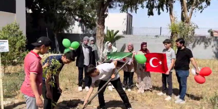 Suriyeli öğrenciler, okullarına kardeşlik fidanı dikip ülkelerine döndü