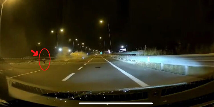 Takla atan otomobilden fırladı; 5 yaralı