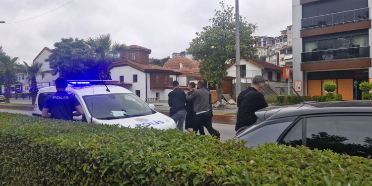 Tanımadığı kadına gül vermek istedi, reddedilince bıçak gösterdi