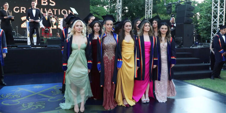 Tarabya İngiliz Okulları'nda mezuniyet töreni