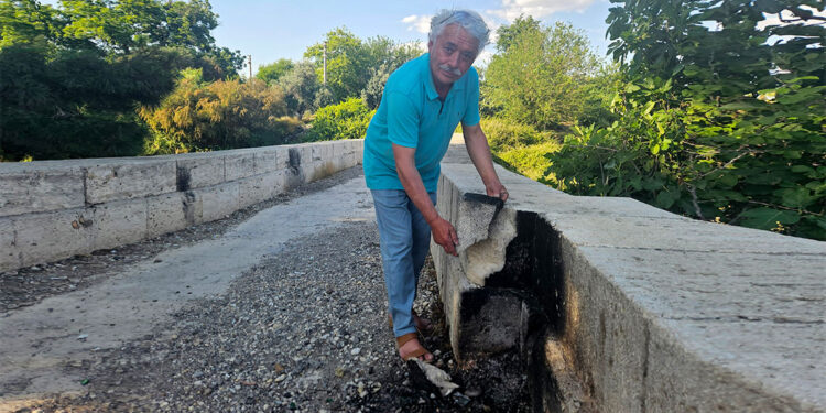 Tarihi Soğucaksu Köprüsü'nün taşları mangalcıların adresi haline geldi