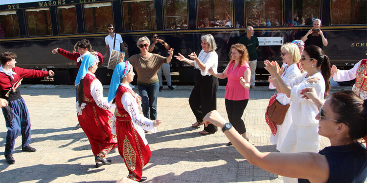 Tarihi trenin yolcuları, Kapıkule'de halk oyunları ekibinin gösterisiyle karşılandı
