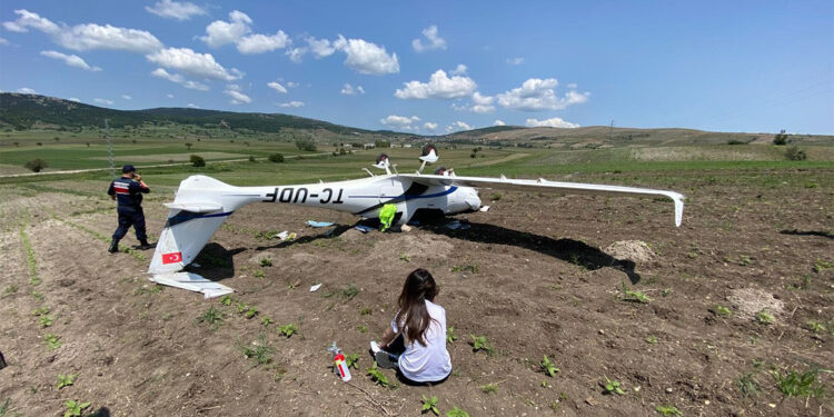 Bilecik'te eğitim uçağı zorunlu iniş yaptı