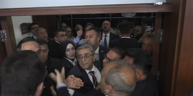 TBMM Sanayi Komisyonu'nda gerginlik