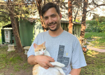 Sefa Koç, TEGV'in kampüsündeki kedi ve köpeklerin bakımını üstlendi