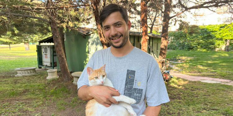 Sefa Koç, TEGV'in kampüsündeki kedi ve köpeklerin bakımını üstlendi