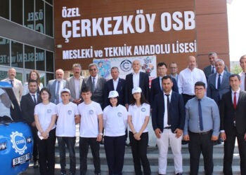 Anadolu Lisesi öğrencileri, elektrikli kamyonet üretti