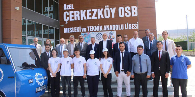 Anadolu Lisesi öğrencileri, elektrikli kamyonet üretti