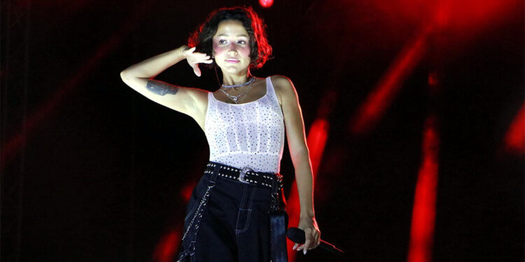 Uluslararası Kiraz Festivali’nde Zeynep Bastık sahne aldı