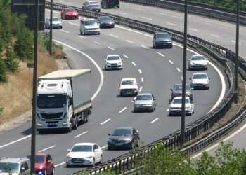 TEM Otoyolu İstanbul istikameti İzmit ilçesi geçişinde trafik akıcı ilerliyor