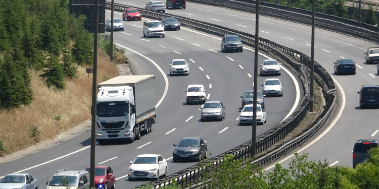 TEM Otoyolu İstanbul istikameti İzmit ilçesi geçişinde trafik akıcı ilerliyor