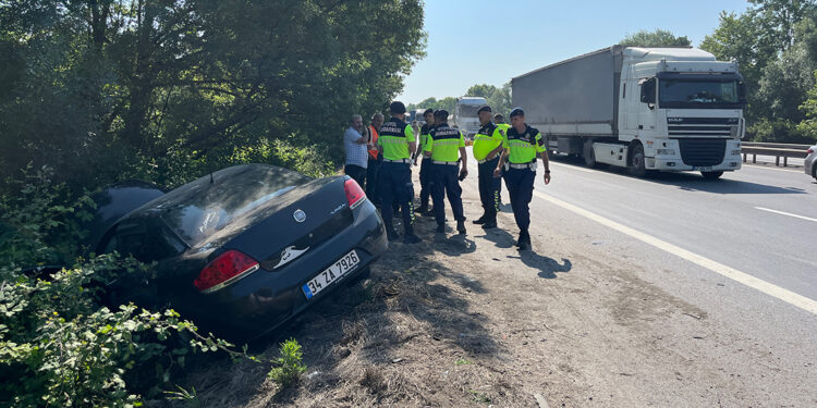 TEM Otoyolu'nda otomobil, bariyerlere ve tankere çarptı: 7 yaralı