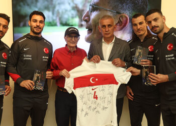 İbrahim Ethem Hacıosmanoğlu ve A Milli Takım heyetinden Aziz Sancar'a ziyaret