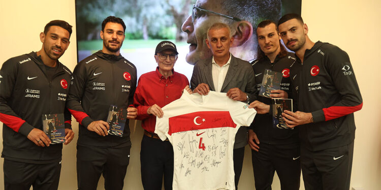 İbrahim Ethem Hacıosmanoğlu ve A Milli Takım heyetinden Aziz Sancar'a ziyaret