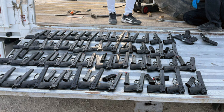 TIR'daki traktöre gizlenmiş, 420 ruhsatsız tabanca ele geçirildi