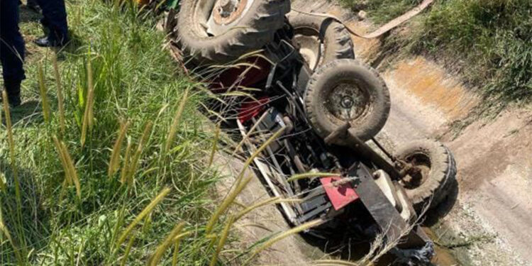 Traktörün sulama kanalına devrildiği kazada 1 kişi öldü