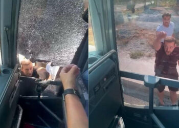 Turistlerin taşındığı otobüsün önünü kesip şoföre taşla saldırdılar