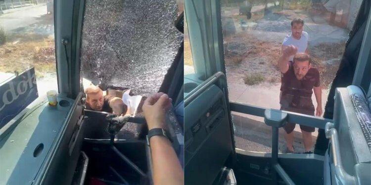 Turistlerin taşındığı otobüsün önünü kesip şoföre taşla saldırdılar