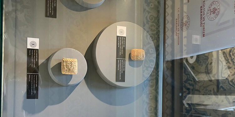 Irak kökenli çivi yazılı 6 kil tableti Iraklı yetkililere iade edildi