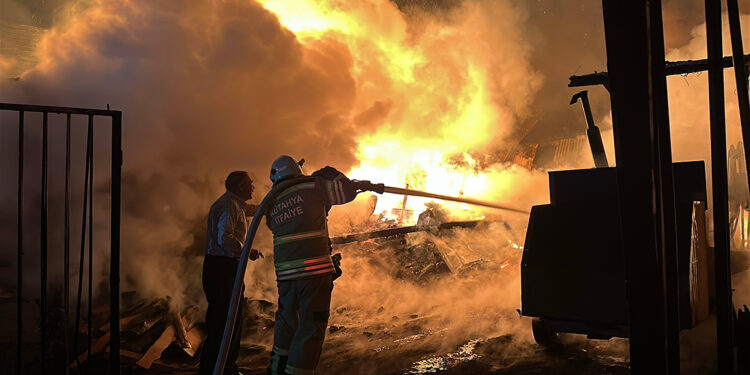 Tahta palet atölyesindeki yangın söndürüldü