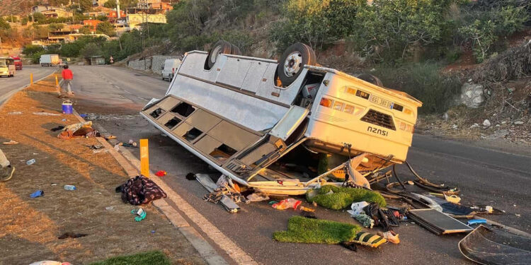 Tarım işçilerini taşıyan minibüs takla attı: 25 yaralı