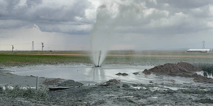 Tarlada sondaj kuyusundan karbondioksit gazı çıktı, su fışkırdı