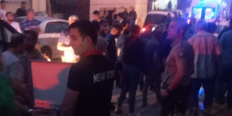 Tarsus'ta esnaflar arasında bıçak ve satırlı kavga; 1 ölü, 2'si polis 6 yaralı