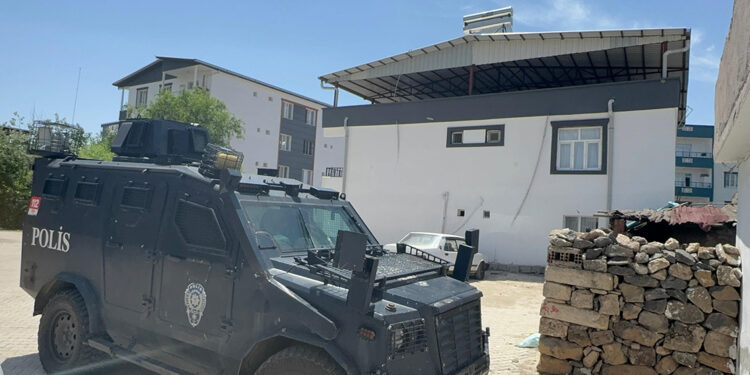 Tartıştığı babasını, başına çekiçle vurarak ağır yaraladı