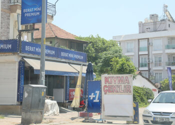 Tekel bayisinde 'kıyma çekilir' afişi