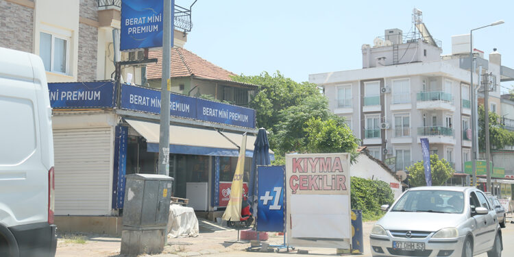 Tekel bayisinde 'kıyma çekilir' afişi