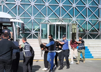 Tesettür giyimi satma bahanesiyle dolandırıcılık yapan çete çökertildi