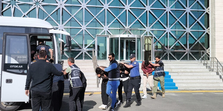 Tesettür giyimi satma bahanesiyle dolandırıcılık yapan çete çökertildi