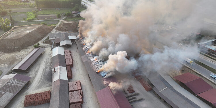 Tokat'ta tuğla fabrikasında yangın