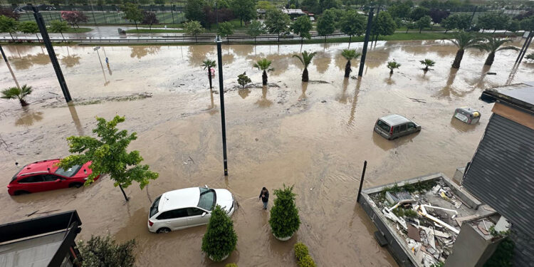 Trabzon'da sağanak; yollar göle döndü