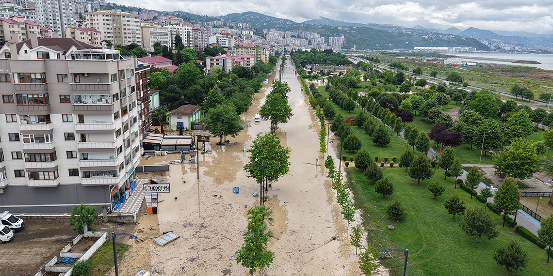 Trabzon'u sağanak yağış vurdu! Yollar göle döndü