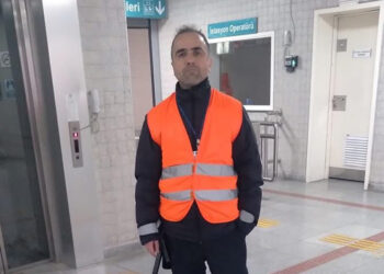 Trende sigara içtiği için kendisini uyaran güvenlik görevlisini öldürdü