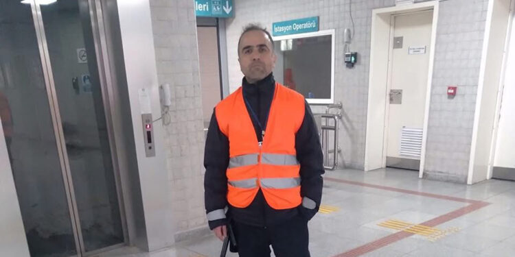 Trende sigara içtiği için kendisini uyaran güvenlik görevlisini öldürdü