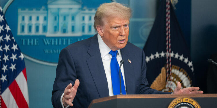 Trump, İran'a yaptırım hafifletme sürecini durdurdu